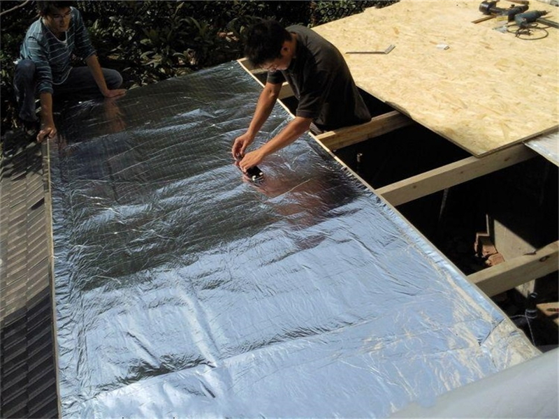彩钢屋顶玻璃棉卷毡施工